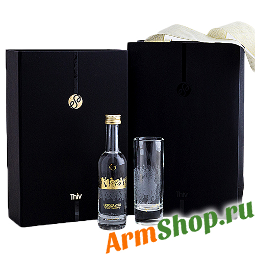Подарочный Комплект «Айгетут» Gold из миниатюрной виноградной водки 0,05л 50% с рюмкой "THIV" 